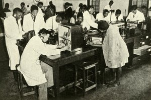 Scene in un collegio nativo - Studenti nel laboratorio di fisica, c1948 da Unbekannt