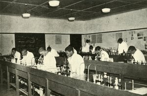 Scene in un college nativo - Studenti di batteriologia al Fort Hare Native College ad Alice da Unbekannt