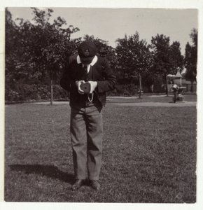 Scolaro che scatta una fotografia, c 1905