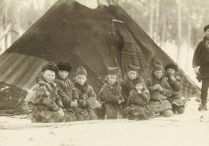 Svezia. Bambini lapponi davanti a una tenda. 1900 da Unbekannt