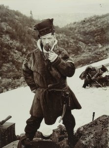 Svezia. Sami che fuma la pipa con copricapo tipico da Unbekannt