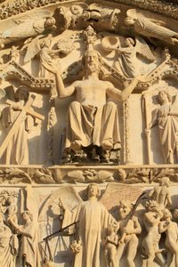 Scultura del Cristo seduto su un trono. Il Giudizio Universale. Timpano del portale centrale occidentale. Cattedrale di Santo Stefano