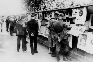 Bancarelle di libri e stampe usate sulla riva della Senna, Parigi occupata dai tedeschi, 1940 da Unbekannt