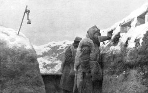Sentinelle in una trincea che guardano oltre la terra di nessuno, Pas-de-Calais, Francia, inverno, 1915