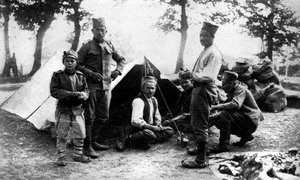 Soldati serbi in campeggio, Prima Guerra Mondiale, 1914 da Unbekannt
