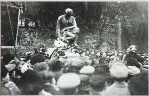 Sergei Yesenin alla dedicazione del monumento Koltsov Razin, 1918