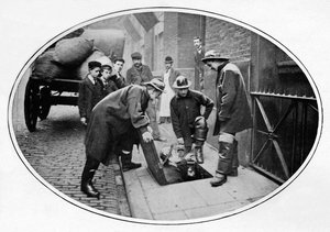 Operai delle fognature che scendono, Londra, c1903 da Unbekannt