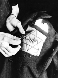 Cucire la stella gialla identificativa di un ebreo su una giacca, Parigi occupata dai tedeschi, 1942 da Unbekannt