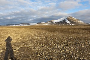 Ombra di un umano, suolo strutturale poligonale sul Plataberget, picco innevato Nordenskjoeldfjellet sullo sfondo, vicino a Longyearbyen, Spitsbergen, Svalbard, Norvegia, Europa da Unbekannt