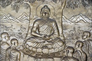 Shakyamuni Buddha che predica il sermone - la ruota della legge - ai suoi cinque discepoli