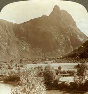 Pinnacoli affilati del Romdalshorn che coronano la parete montuosa sopra il fiume Rauma, Norvegia da Unbekannt