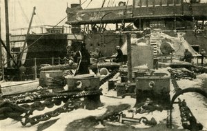 Nave che fornisce carbone in condizioni di gelo, Prima Guerra Mondiale, 1914, c1920 da Unbekannt