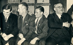 Compagni di bordo a terra. John G. Winant, Ernest Bevin, con marinai mercantili da Unbekannt