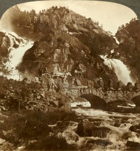 Skarafos e Lotefos che saltano sulle rocce, Norvegia occidentale