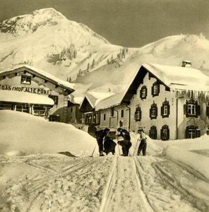 Sciatori a Stuben am Arlberg, Vorarlberg, Austria, c1935 da Unbekannt