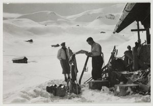 Sciatori fuori da uno chalet, circa 1930 da Unbekannt