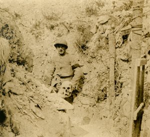 Teschio trovato sepolto nelle trincee, c1914-c1918 da Unbekannt