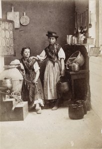 Piccoli mestieri: ritratto di due donne che portano acqua in una cucina. Stampa del XIX secolo su cartone Dim. 6x8,3 cm da Unbekannt