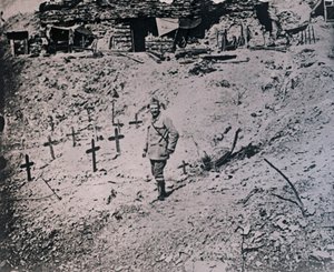 Soldato tra croci di legno, c1914-c1918