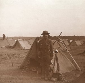 Soldato accanto a una tenda, campo americano, Melette, Francia, c1914-c1918 da Unbekannt