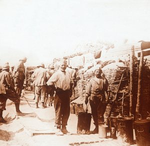 Soldati nelle trincee, Belgio, c1914-c1918 da Unbekannt