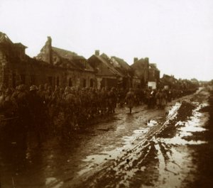 Soldati che marciano davanti a case bombardate, Champagne, Francia settentrionale, c1914-c1918 da Unbekannt