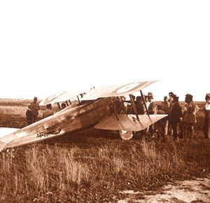 Soldati che circondano un biplano, Somme, Francia settentrionale, c1914-c1918 da Unbekannt