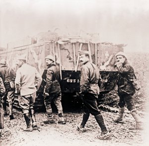 Soldati che camminano dietro un carro armato, c1914-c1918 da Unbekannt
