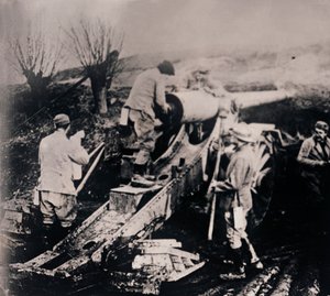 Soldati con artiglieria pesante