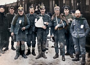 Alcuni feriti allegri dai combattimenti di Neuve Chapelle, con elmetti tedeschi catturati, 1915 da Unbekannt