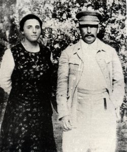 Il leader sovietico Josef Stalin con la sua seconda moglie Nadezhda Alliluyeva, fine anni 