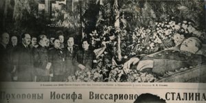 I leader sovietici visitano la bara fiorita di Stalin nella Sala delle Colonne di Mosca