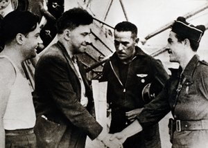 Guerra civile spagnola (1936-1939): Ilia Grigorievich Ehrenburg (1891-1967), scrittore russo, al suo arrivo all