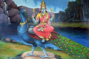 Tempio indù Sri Mariamman. Sri Gowmari con pavone, simbolo di Subramanyan. Singapore