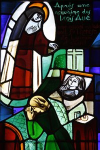 Vetrata raffigurante Santa Teresa di Lisieux che guarisce un bambino malato nella chiesa di Notre-Dame-de-la-Trinité, Blois, Francia da Unbekannt