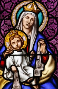 Vetrata nella chiesa di Pont L