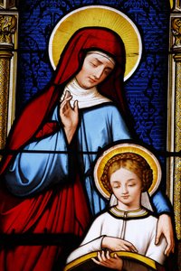 Vetrata nella cattedrale di Saint-Louis: Maria istruita da sua madre Anna, Blois, Francia
