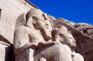 Statue di Ramesse II, davanti al tempio principale, Abu Simbel, Egitto, inizio XIII secolo a.C. da Unbekannt