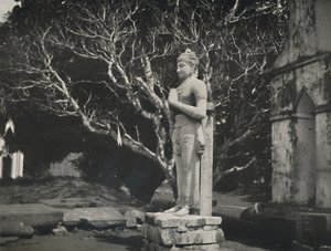Statua di pietra vicino alla Ruwanwali-Dagoba, Anuradhapura, 1926