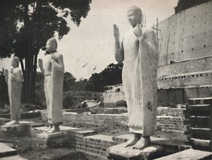 Statue di pietra davanti alla Ruwanwali-Dagoba in restauro, Anuradhapura, 1926