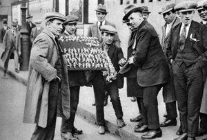Venditore ambulante che vende favori calcistici a Kings Cross, Londra, 1911-1926