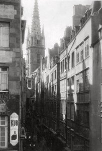 Scena di strada, con la guglia della cattedrale, St Malo, Bretagna, Francia, XX secolo da Unbekannt