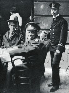 Il sottotenente Principe Alberto che serve il tè ai soldati feriti a Buckingham Palace, 1916