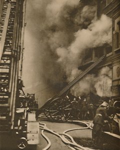Domare un incendio in una stretta strada cittadina, c. 1935 da Unbekannt