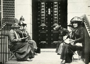 Suffragette in attesa sulla soglia della casa londinese di Sir Edward Carson da Unbekannt