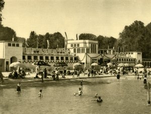 Nuotare nel Lago Traunsee, Gmunden, Alta Austria, c1935 da Unbekannt