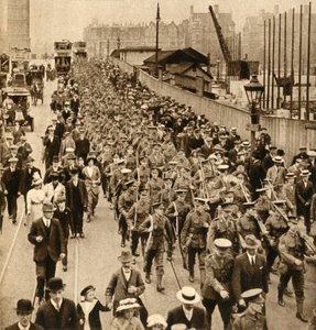 Territoriali dal campo estivo - Terriers che marciano facilmente sul ponte di Westminster, 1914-1918, 1933