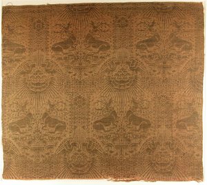 Frammento di Tessuto con Cervi Distesi, Aquile, Nuvole e Raggi di Sole, Italiano, 1390s da Unbekannt