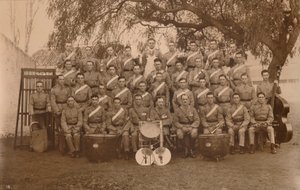 La banda del battaglione del primo battaglione, il reggimento reale del Kent occidentale della regina. Poona, India, 1