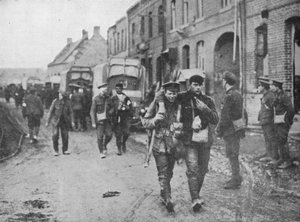 I feriti britannici tornano a una stazione di medicazione dopo un attacco, 1915